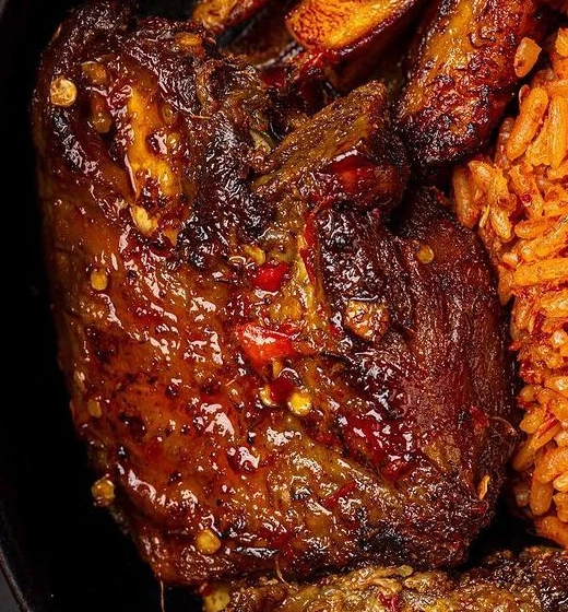 Pepper-glazed grilled chicken ready to serve